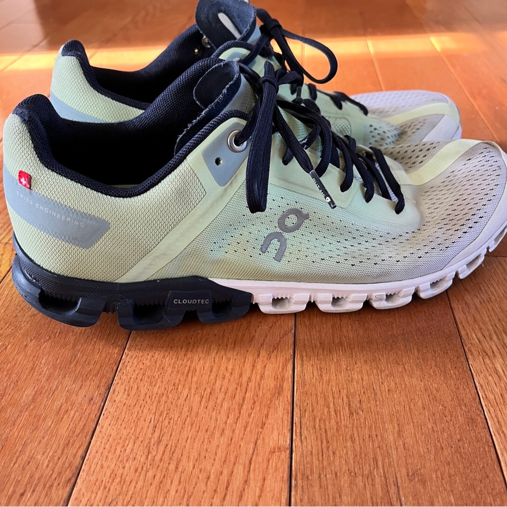 On Cloudflow 3.0 womens size 10